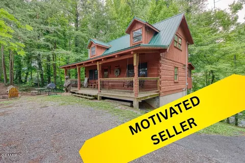 1136 E Foothills Dr, Gatlinburg, TN 37738