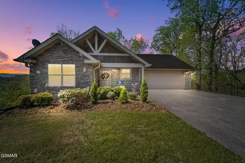 405 Maggie Mack Ln, Sevierville, TN 37862