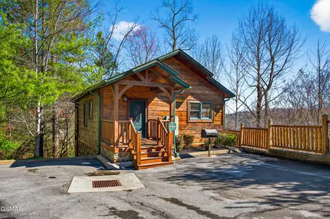 922 Parkview Point Way, Gatlinburg, TN 37738