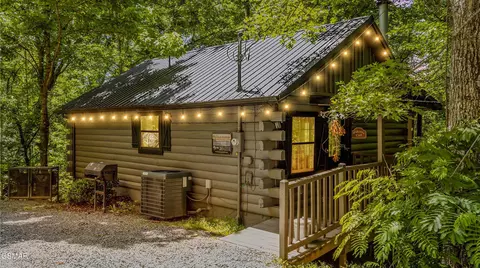1727 Oakridge View Ln, Sevierville, TN 37876