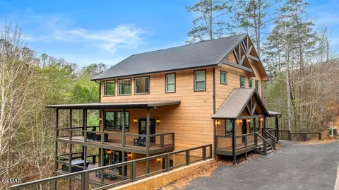 2905 Raven Fork Cir, Sevierville, TN 37876
