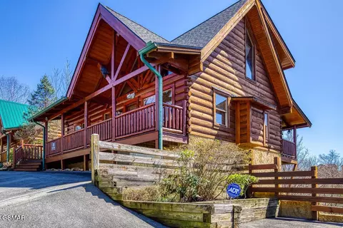 1111 Towering Oaks Dr, Sevierville, TN 37876