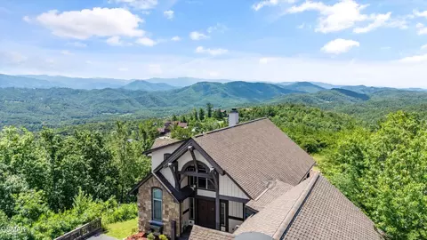 3301 Summit Trails Dr, Sevierville, TN 37862