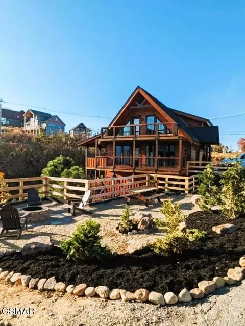 710 Village Loop Rd, Gatlinburg, TN 37738
