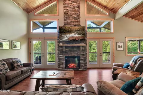 1017 Wiley Oakley Dr, Gatlinburg, TN 37738