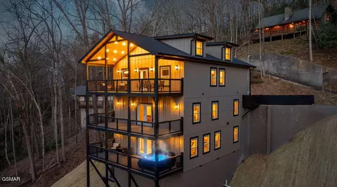 1361 N Baden Dr, Gatlinburg, TN 37738