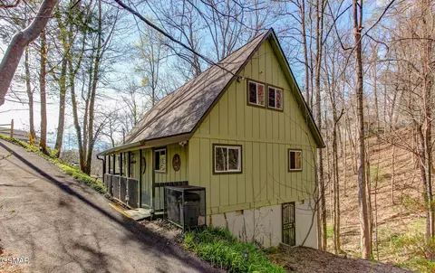 1051 Wiley Oakley Dr, Gatlinburg, TN 37738