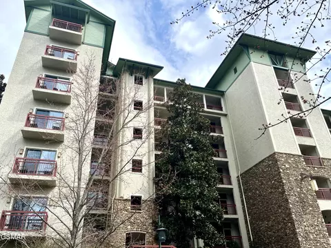 212 Dollywood Ln, Pigeon Forge, TN 37863