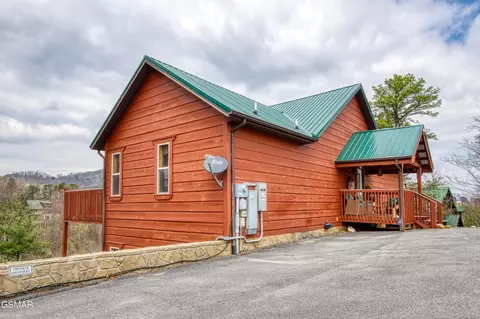 2716 Knights Ln, Sevierville, TN 37862