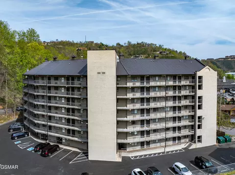 306 Baskins Creek Rd, Gatlinburg, TN 37738