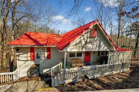 623 Country Oaks Dr, Pigeon Forge, TN 37863