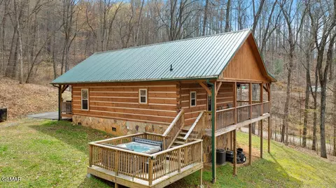 3393 Grand Country Dr, Cosby, TN 37722