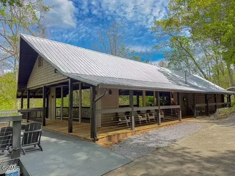 1421 Silver Poplar Ln, Sevierville, TN 37876