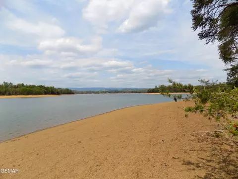 3753 Lake Point Dr, Morristown, TN 37814