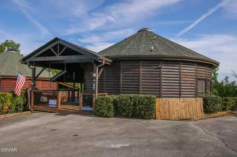 1086 Towering Oaks Dr, Sevierville, TN 37876