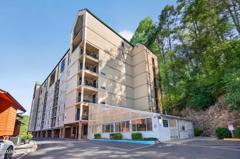 413 Baskins Creek Rd, Gatlinburg, TN 37738