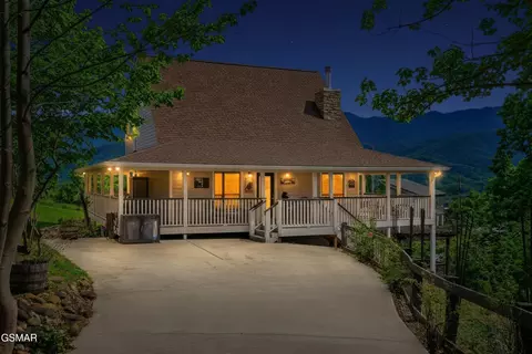 860 Pine Top Ln, Gatlinburg, TN 37738
