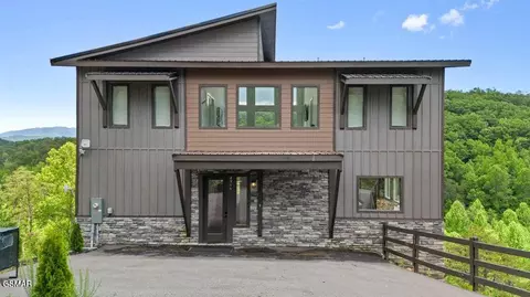 2955 Lightning Strike Dr, Sevierville, TN 37876