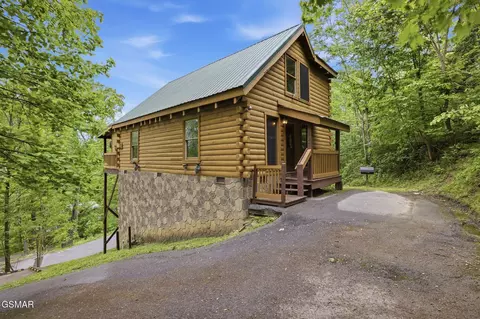 536 Forest Springs Dr, Gatlinburg, TN 37738