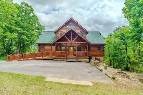2724 Cats Paw Ln, Sevierville, TN 37862