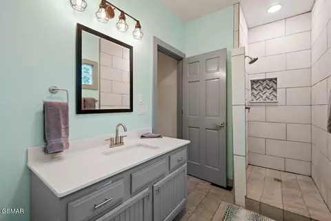Bath - 438 Laurel Rd, Townsend, TN 37882 photo 3 of 5