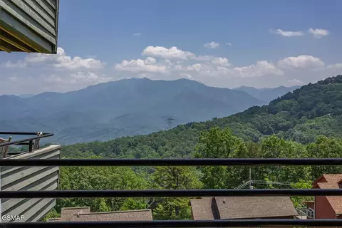 1260 Ski View Dr, Gatlinburg, TN 37738