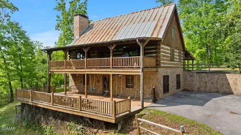 302 Beech Branch Rd, Gatlinburg, TN 37738
