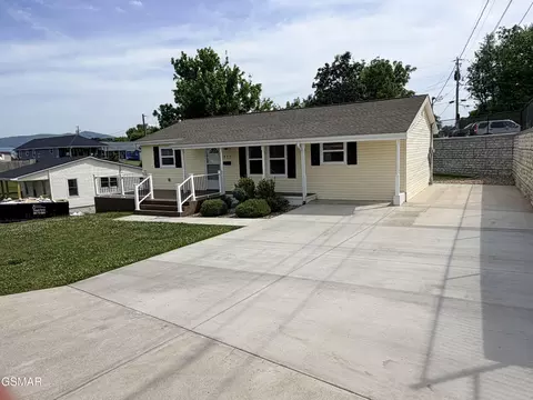 317 9th St, Newport, TN 37821