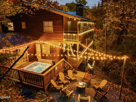 1318 N Baden Dr, Gatlinburg, TN 37738