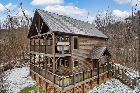 634 Wiley Oakley Dr, Gatlinburg, TN 37738