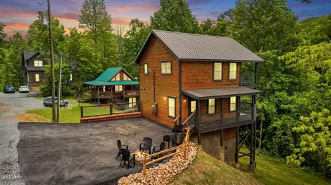 1642 Lake Dr, Gatlinburg, TN 37738