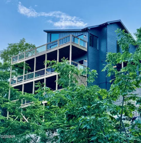 1009 Elm Rd, Gatlinburg, TN 37738
