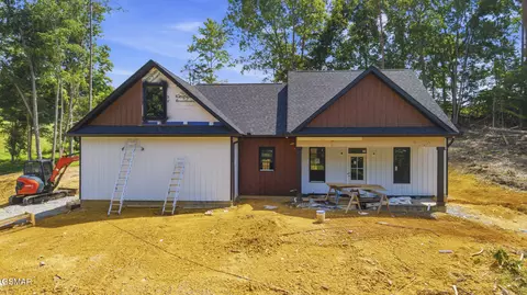 136 Cove Springs Dr, Dandridge, TN 37725