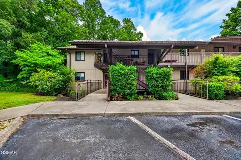 221 Woodland Rd, Gatlinburg, TN 37738