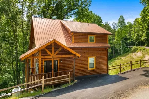 1446 Silver Poplar Ln, Sevierville, TN 37876