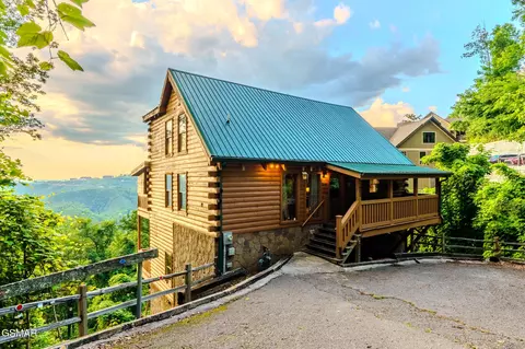 569 Forest Springs Dr, Gatlinburg, TN 37738
