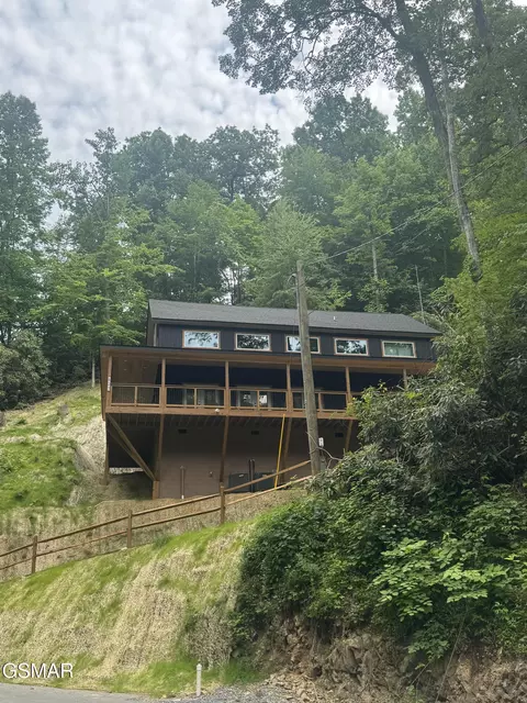 827 San Re San Remo Dr, Gatlinburg, TN 37738