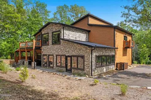 2215 Sawmill Cv Dr, Sevierville, TN 37862