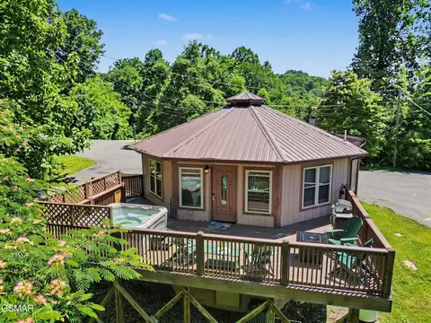717 Valley View Ln, Gatlinburg, TN 37738
