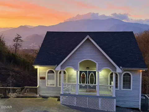 917 Wood Smoke Way, Gatlinburg, TN 37738