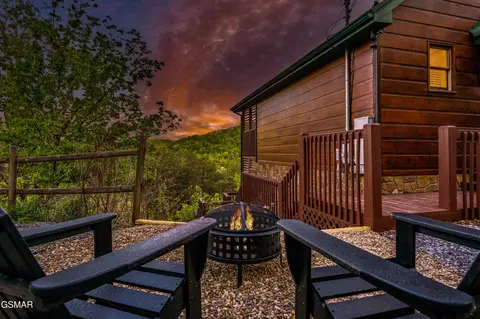 2633 Raccoon Hollow Way, Sevierville, TN 37862