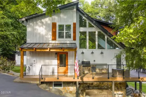 825 Plainview Dr, Dandridge, TN 37725