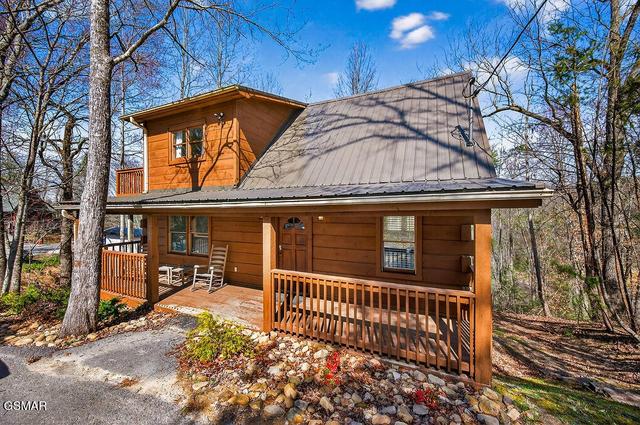 745 Ski View Ln, Pigeon Forge, TN 37876
