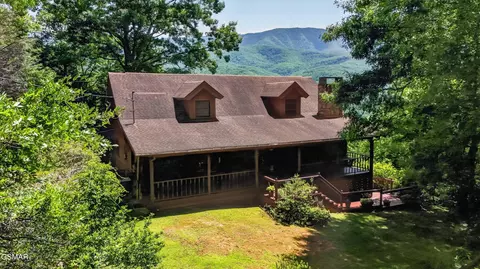 549 Geneva Ln, Gatlinburg, TN 37738