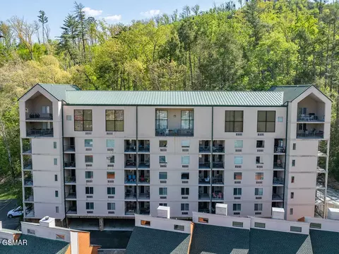 413 Baskins Creek Rd, Gatlinburg, TN 37738
