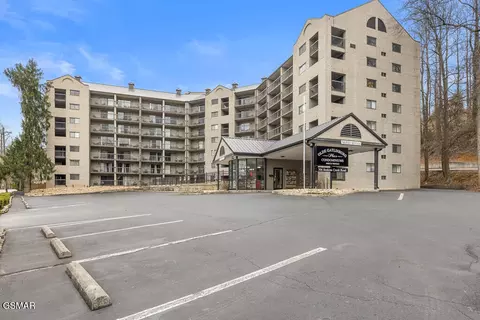 306 Baskins Creek Rd, Gatlinburg, TN 37738