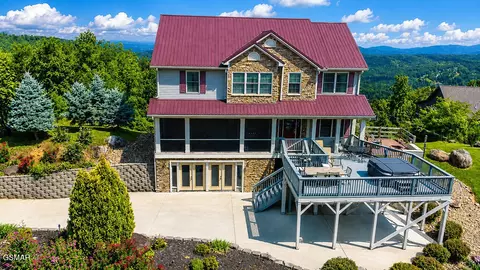 706 Chestnut Dr, Gatlinburg, TN 37738