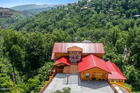 720 Pinecrest Dr, Gatlinburg, TN 37738