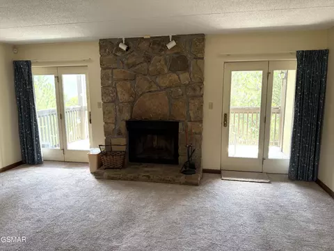 1050 Ski View Dr, Gatlinburg, TN 37738