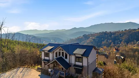 986 Chestnut Dr, Gatlinburg, TN 37738